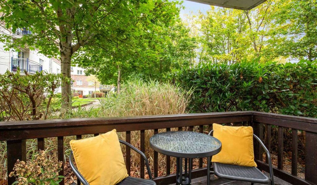 114 hampton square balcony garden