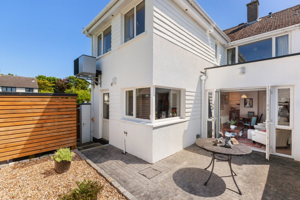 Renovated family three-bed in a Sutton American-style estate 6 88975 R 1 IMG 0106