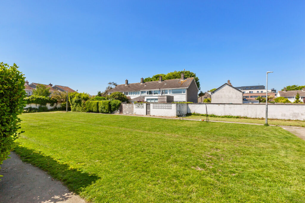 Renovated family three-bed in a Sutton American-style estate 7 88975 R 1 IMG 0109