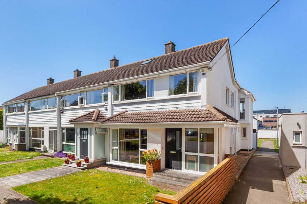 Renovated family three-bed in a Sutton American-style estate 1 88975 R 1 IMG 0146
