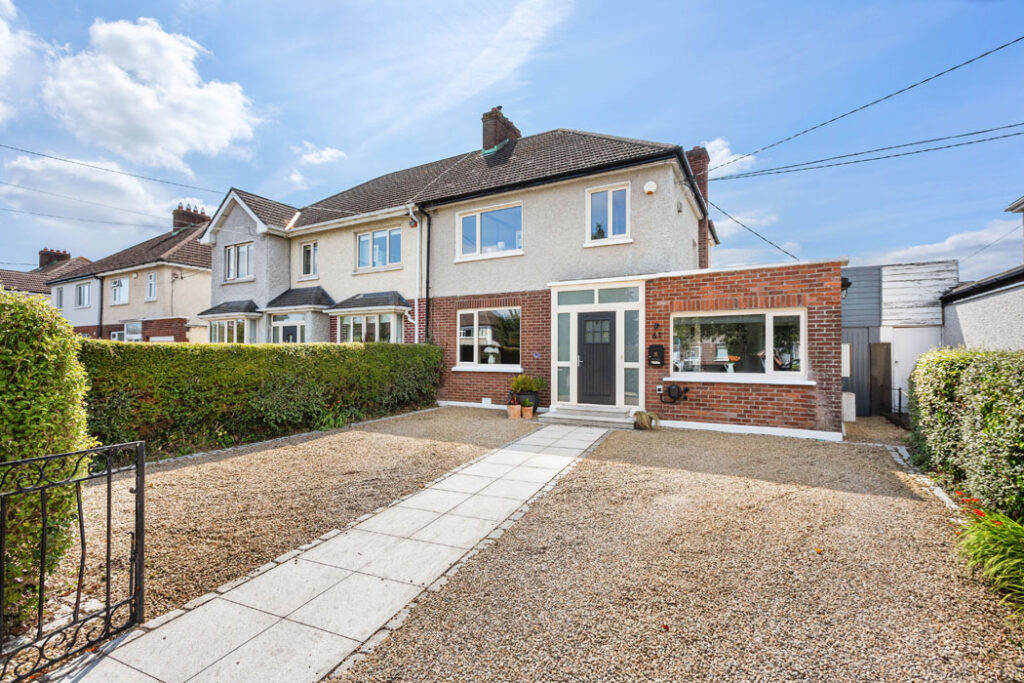 3-bed semi, mountain views and south-facing back garden in D14 1 D14