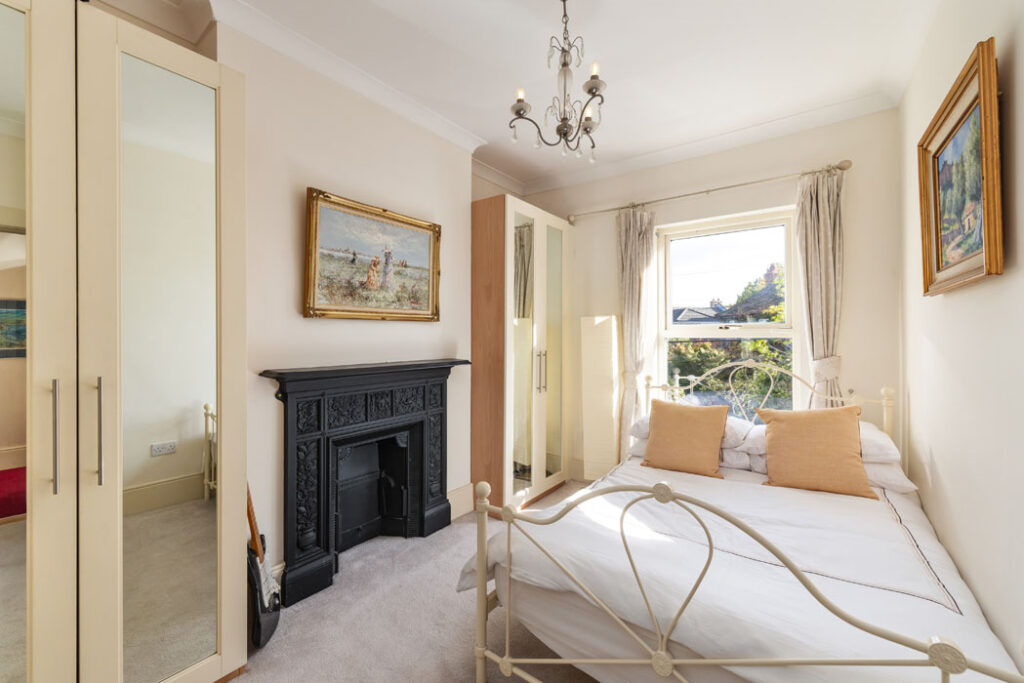 Artsy three-bed late Edwardian in Glasnevin with views of the Botanic Gardens glasshouses 9 98363 R 1 6L7A6573