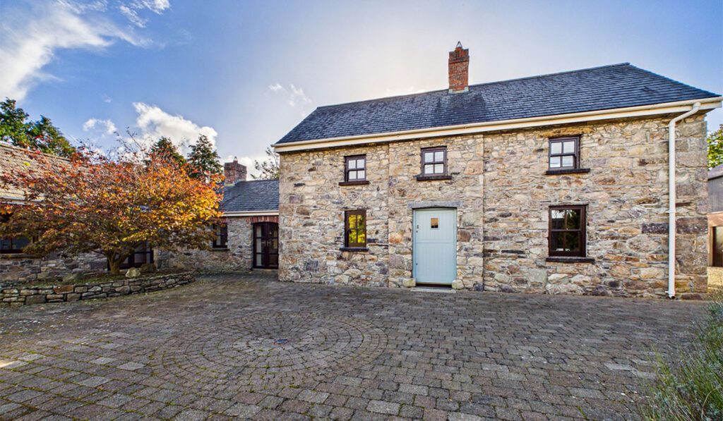 Impressive stone residence with its own private bar and garage for vintage cars 1 private bar