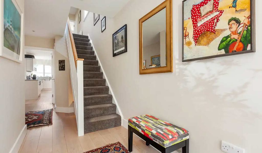 Renovated family three-bed in a Sutton American-style estate 2 bayside hall